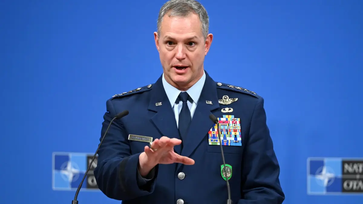Der Oberbefehlshaber der Nato-Streitkräfte in Europa: ARCHIV - 19.05.2026, Belgien, Brüssel: Alexus G. Grynkewich, Oberbefehlshaber der Nato-Truppen in Europa (SACEUR), spricht während der Sitzung des Nato-Militärausschusses. Die Generalstabschefs beraten über Abschreckung und Verteidigung, laufende Einsätze sowie die Lage in der Ukraine und deren Unterstützung. Außerdem geht es um die Weiterentwicklung der Verteidigungsplanung und die Zusammenarbeit zwischen Nato und EU. (zu dpa: «Wie die Nato im Ernstfall einen Angriff abwehren will») Foto: Elisa Schu/dpa +++ dpa-Bildfunk +++