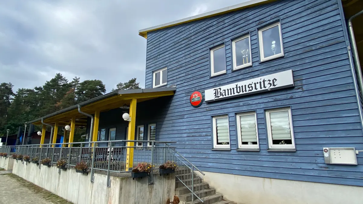 Soll mithilfe des Goldenen Plans aus Landesmitteln saniert werden: das Vereinsgebäude mit der Gaststätte Bambusritze auf dem Sportplatz in Groß Lindow am Knappenweg