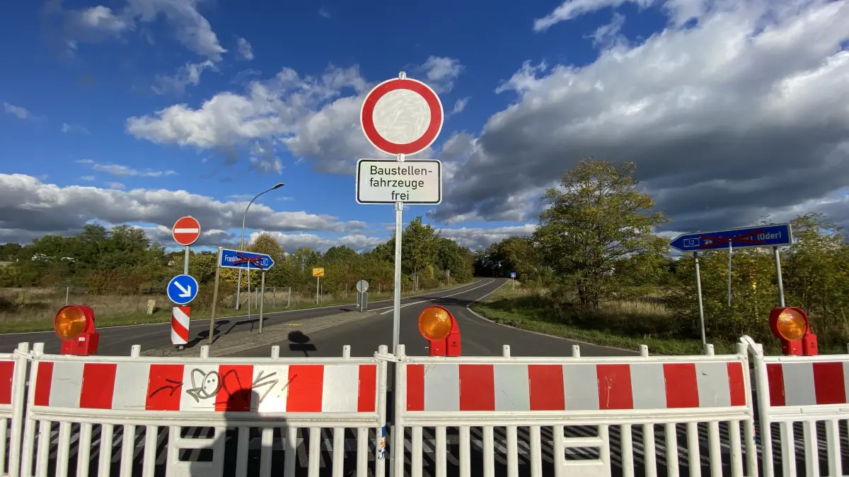 Hier geht nichts: Die Autobahn-Auffahrt Fürstenwalde-West ist seit Montagmorgen (12.10.) gesperrt.