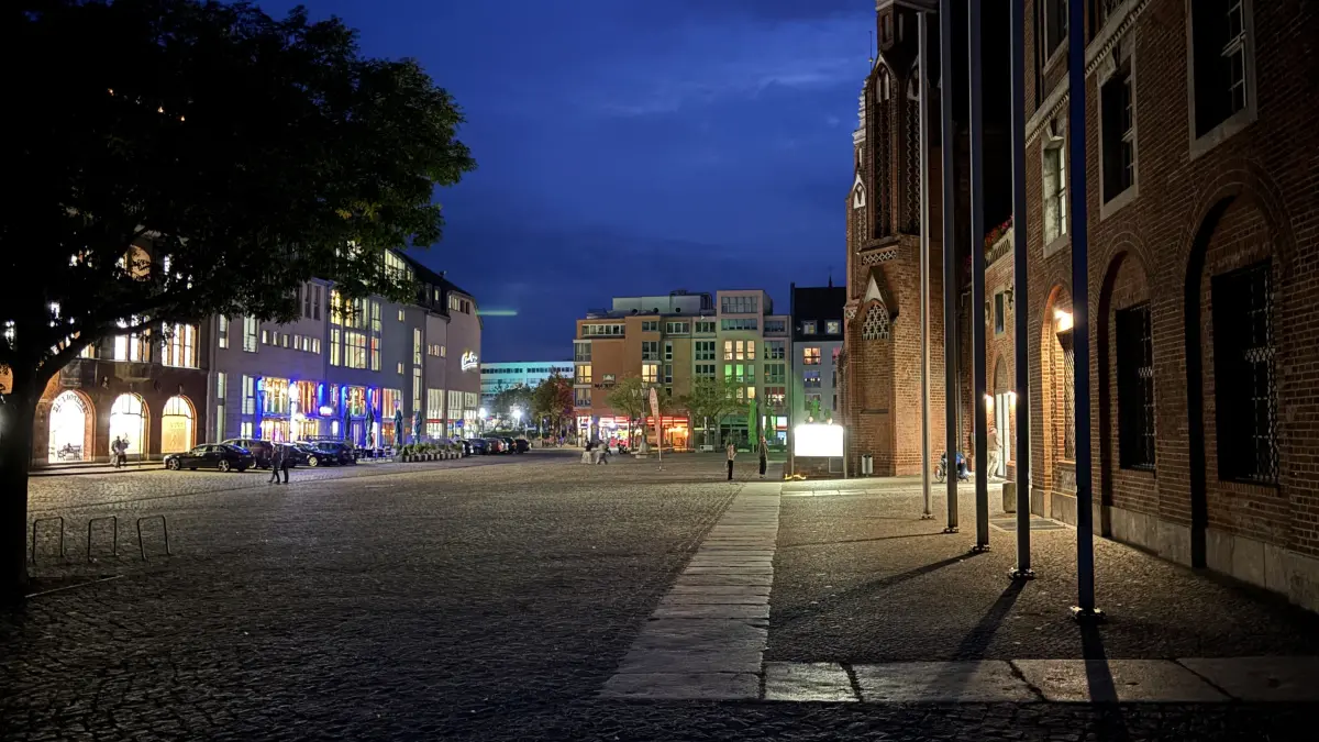 Rathausvorplatz im Dunkeln: Die Stadtverwaltung Frankfurt (Oder) will in der anstehenden Haushaltsdebatte massive Einschnitte vorschlagen. Unter anderem soll künftig jede dritte Laterne ausbleiben. Was noch geplant ist.