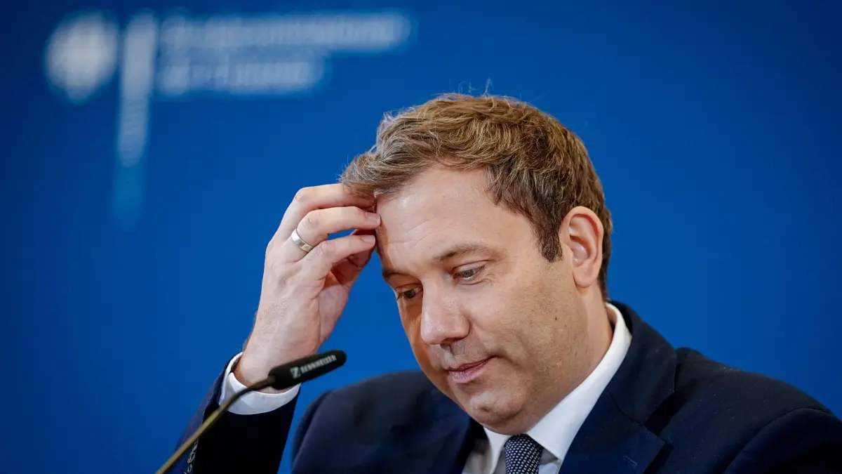Sitzung Stabilitätsrat: 12.10.2026, Berlin: Lars Klingbeil (SPD), Bundesminister der Finanzen, Vizekanzler und SPD-Bundesvorsitzender, äußert sich im Anschluss an die Sitzung des Stabilitätsrates im Finanzministerium auf einer Pressekonferenz. Foto: Kay Nietfeld/dpa +++ dpa-Bildfunk +++