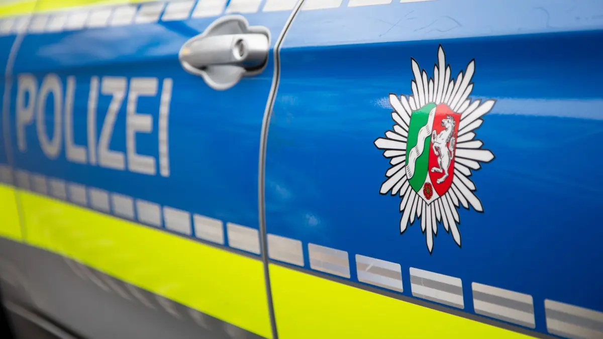 Polizeieinsatz: Wagen der Polizei. (zu dpa: «Mutmaßliche Schüsse in Bielefeld – mehrere Verletzte»)