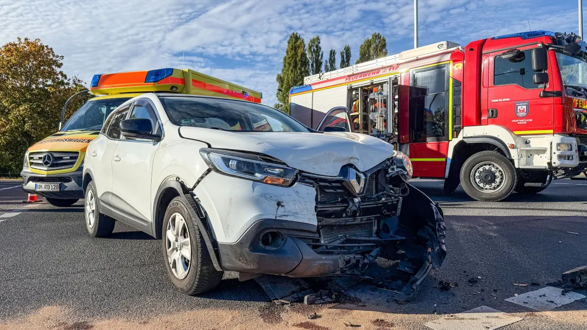 Verkehrsunfall in Schwedt: Schwedt, 13.10.2026: An der Kreuzung am Oder-Cneter kollidierten am Dienstag ein Renault und ein Skoda. Die Feuerwehr sicherte die Unfallstelle.