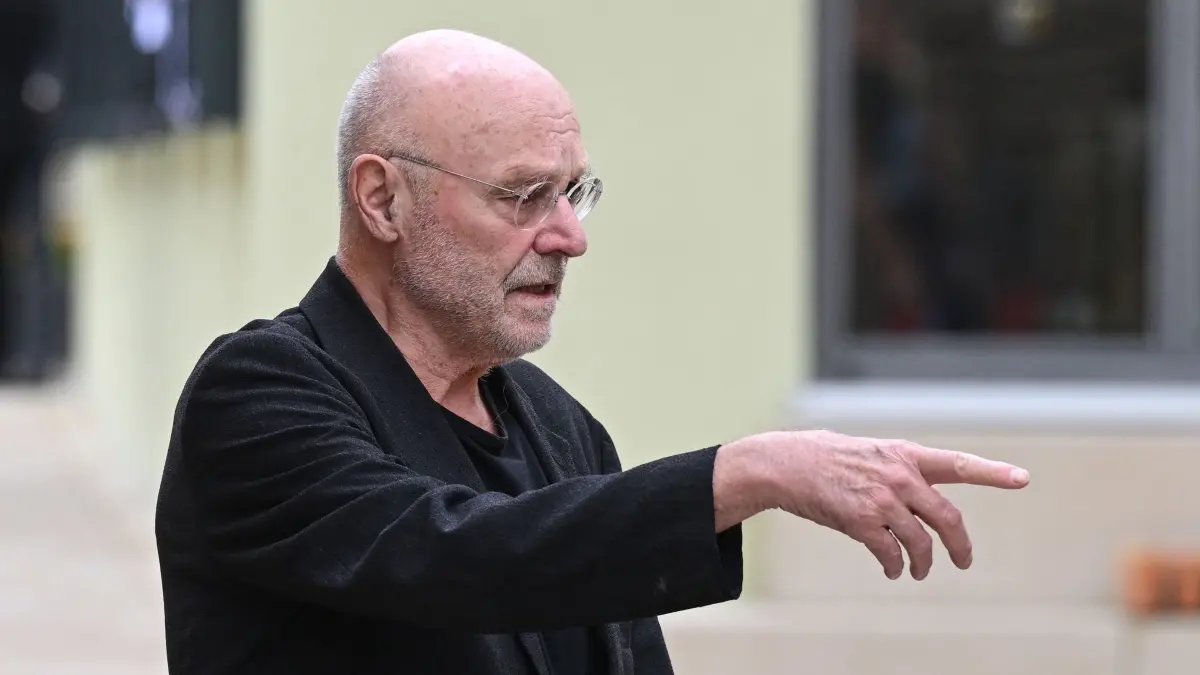 Wiedereröffnung der erweiterten Kunsthalle Würth: 13.10.2026, Baden-Württemberg, Schwäbisch Hall: Der Künstler Anselm Kiefer bei Wiedereröffnung der erweiterten Kunsthalle Würth vor der Kunsthalle. In der Kunsthalle wird eine große Ausstellung von Werken von Anselm Kiefer präsentiert. Foto: Bernd Weißbrod/dpa +++ dpa-Bildfunk +++