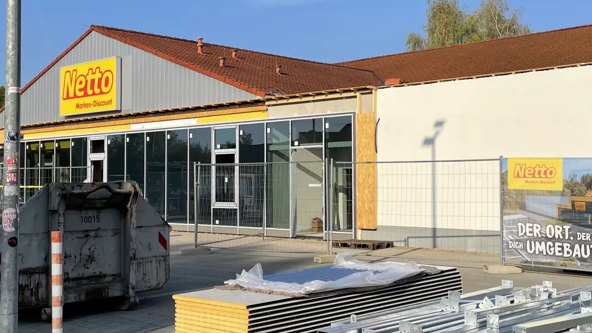 Bauzaun und bereitliegendes Baumaterial zeigen, was im Netto-Marken-Discount in Storkow vor sich geht. Bestätigt die Unternehmenskommunikation den Termin der Wiedereröffnung?