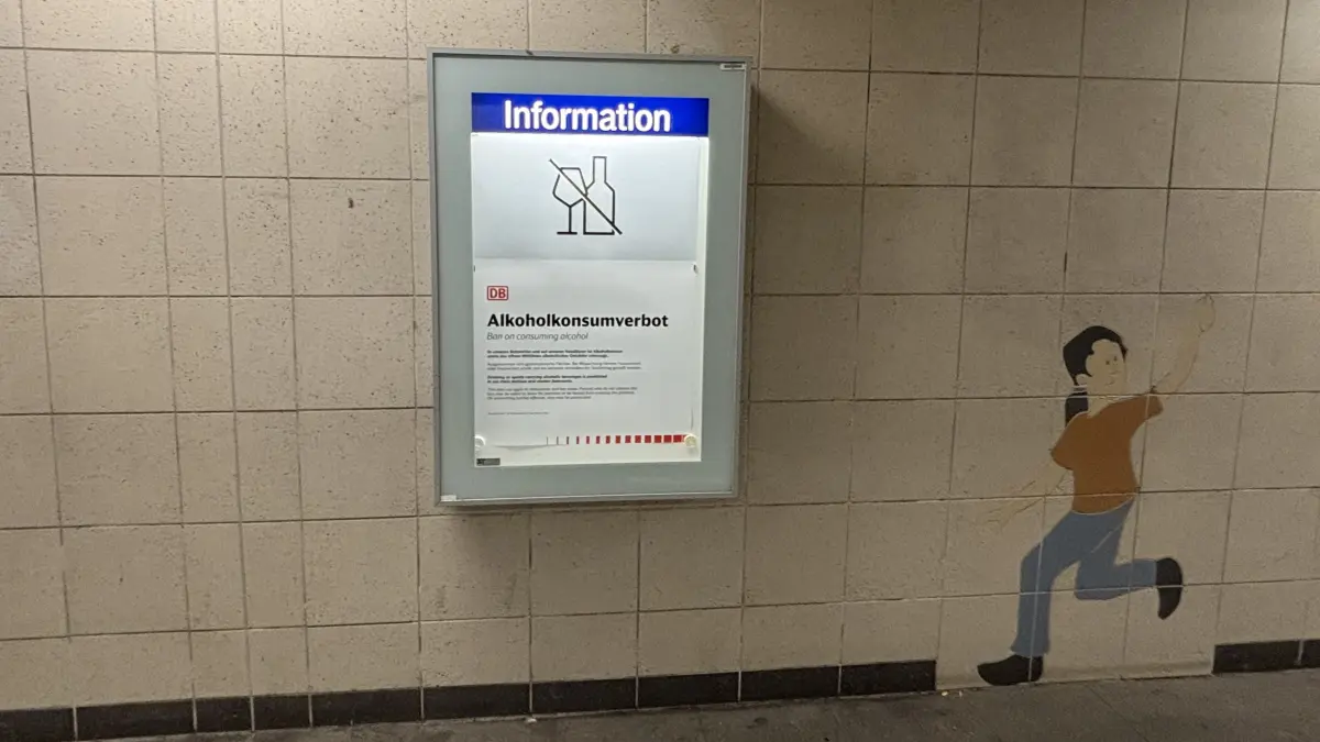 In der Bahnhofsunterführung in Eberswalde hängen schon die neuen Schilder. Ab Donnerstag wird das neue Alkoholverbot wirksam. Erlaubt bleibt manches trotzdem, was die neue Regel kompliziert wirken lässt.