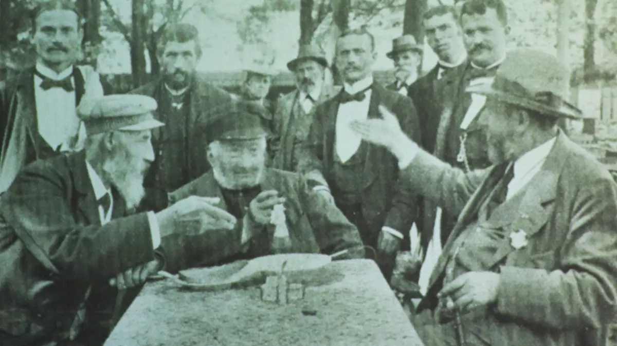 Von ihm selbst sind kaum Bilder erhalten: Diese Aufnahme zeigt Otto Schulz aus Buckow (vorn links) zusammen mit zwei weiteren "Altmeistern Preußischer Bienenzucht bei einem Fachgespräch.