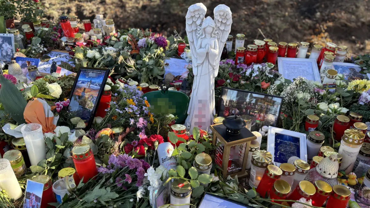 An der Stelle, an der die vier Jugendlichen auf der L 200 verstorben sind, haben Menschen Blumen, Kerzen und Fotos niedergelegt. Ein solcher Ort kann Jugendlichen in ihrer Trauer helfen, erklären Experten.