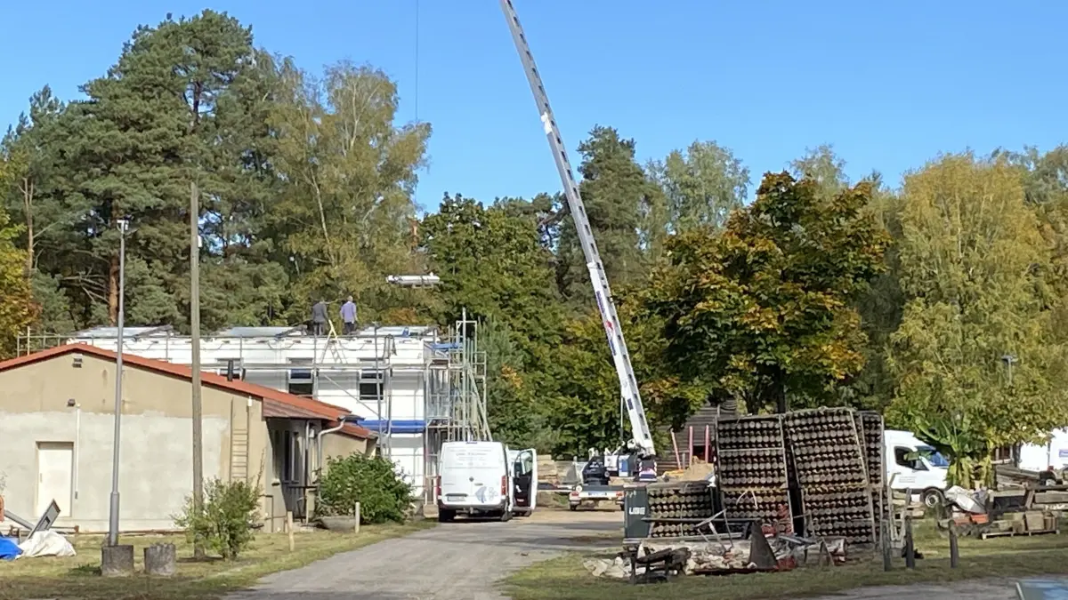 Ein Kran montiert die Container auf dem Bauhof in Bad Saarow. Sie dienten jahrelang als Unterkunft für den Hort, sollen jetzt weitergenutzt werden. Doch die Umsetzung wird deutlich teurer.