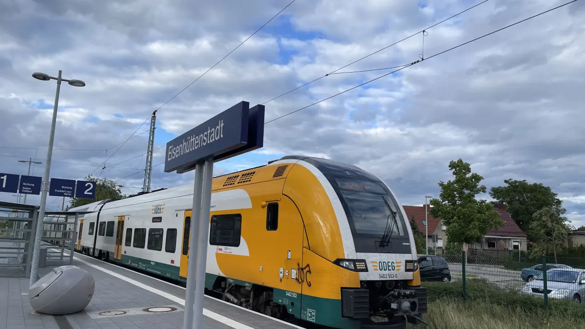 Mit dem Fahrplanwechsel im Dezember gibt es wieder deutlich mehr Direktverbindungen mit der Bahn zwischen Berlin und Eisenhüttenstadt. Wann fahren die Züge und wie lange dauert die fahrt?