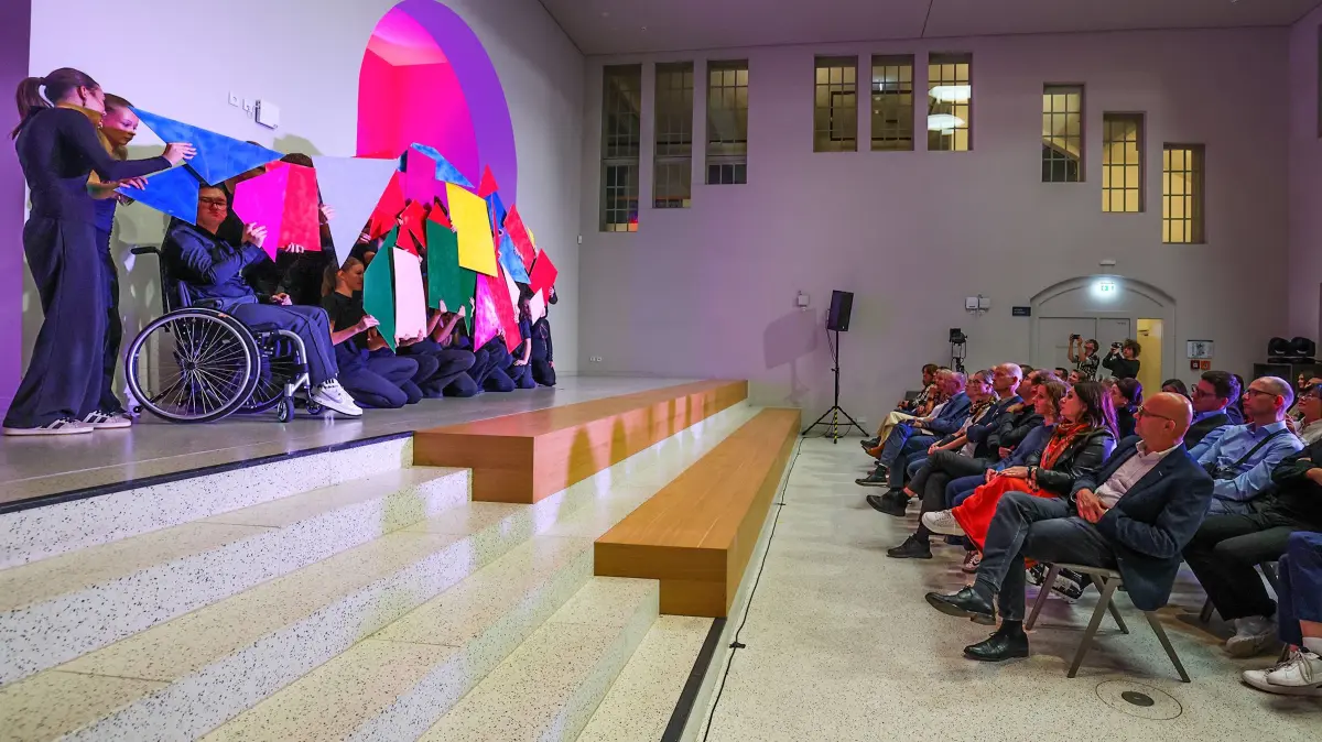 Zu Beginn der Inszenierung zerspringt das Kaleidoskop. Am Ende wird es repariert und zeigt bunte, vielfältige Bilder.