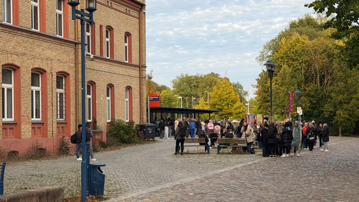 Am Bahnhof Müncheberg stehen Fahrgäste der RB26 und warten auf den Bus. Warum der Bahnverkehr auf der Strecke unterbrochen ist und Schienenersatzverkehr eingerichtet wurde.