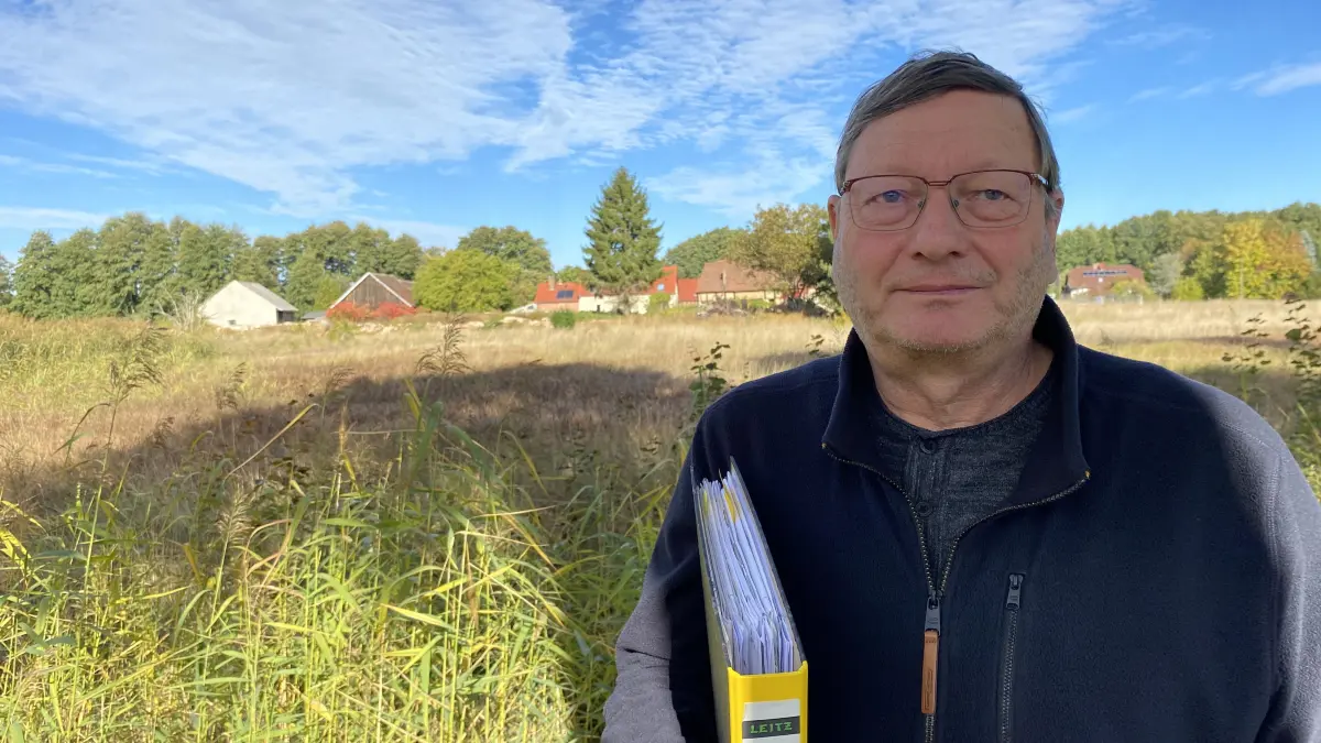 Stefan Petrick ist gegen das Mega-Feriendorf in Diensdorf-Radlow. Der Bürgermeister hat inzwischen einen Ordner voller Unterlagen zu dem umstrittenen Vorhaben, am Scharmützelsee Tiny-Häuser zu bauen.