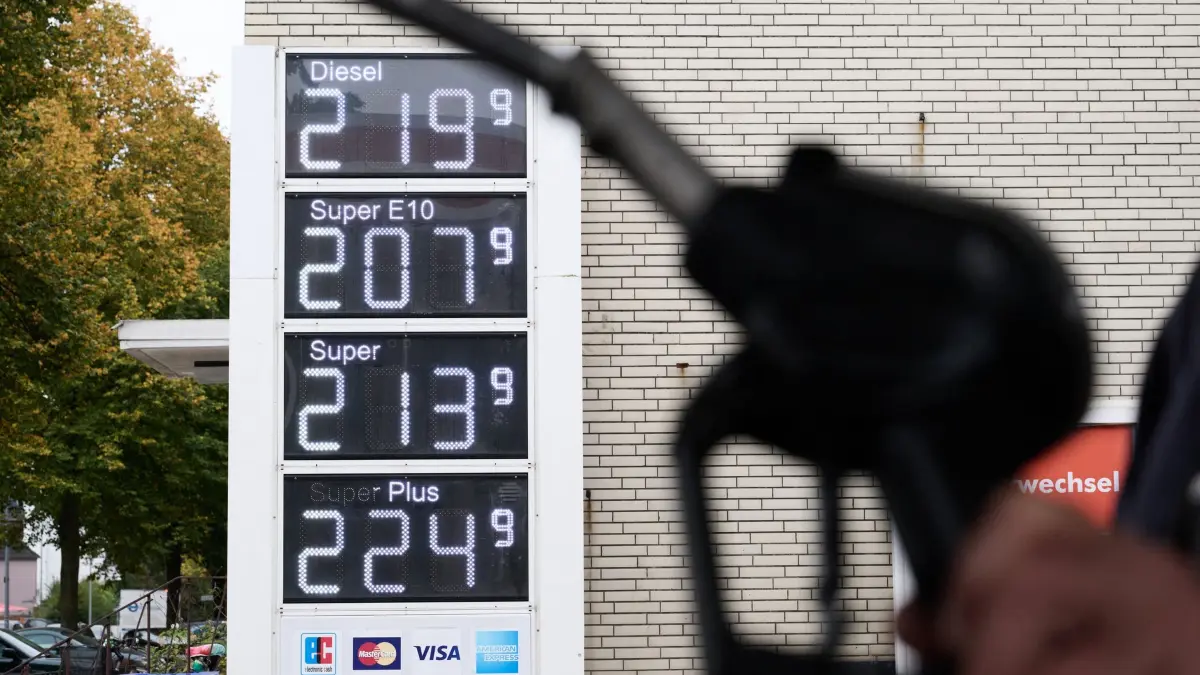 Spritpreise: Kraftstoffpreise stehen auf der Preistafel einer Tankstelle. Vom 1. Oktober bis Ende Dezember 2026 wird die Energiesteuer auf Benzin und Diesel um rund 14 Cent je Liter gesenkt. Mit Mehrwertsteuer ergibt sich nach Angaben der Bundesregierung eine Entlastung von bis zu 17 Cent pro Liter. (zu dpa: «Inflation steigt erstmals seit Ende 2023 über drei Prozent»)
