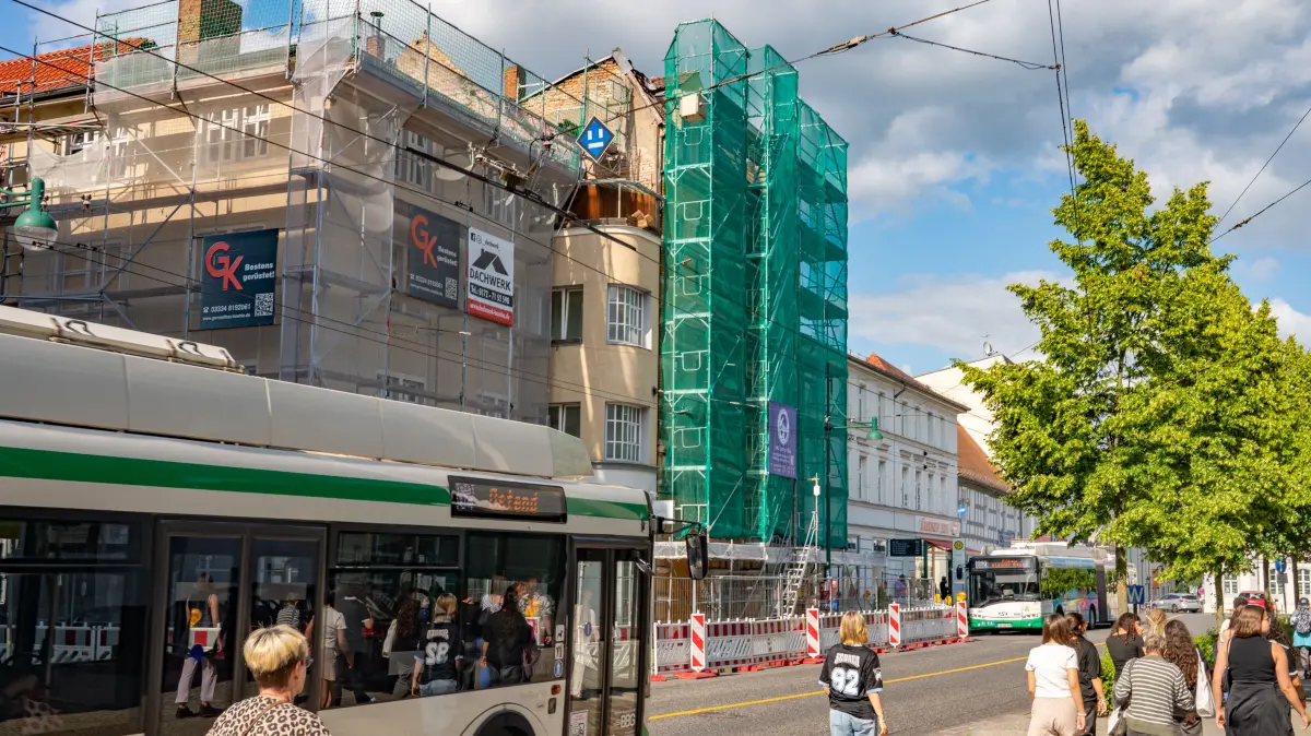 Die Friedrich-Ebert-Straße ist rund um die Brandruine sehr belebt (Foto vom 23.6.2025). Die Stadt Eberswalde überprüft daher regelmäßig die Sicherheit.