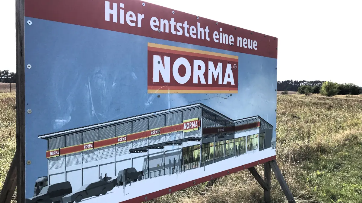 Fünfeichen. Infotafel für einen kommenden Norma-Markt auf einer Brachfläche an der B246. Foto vom 28.09.2026. Foto: Frank Groneberg