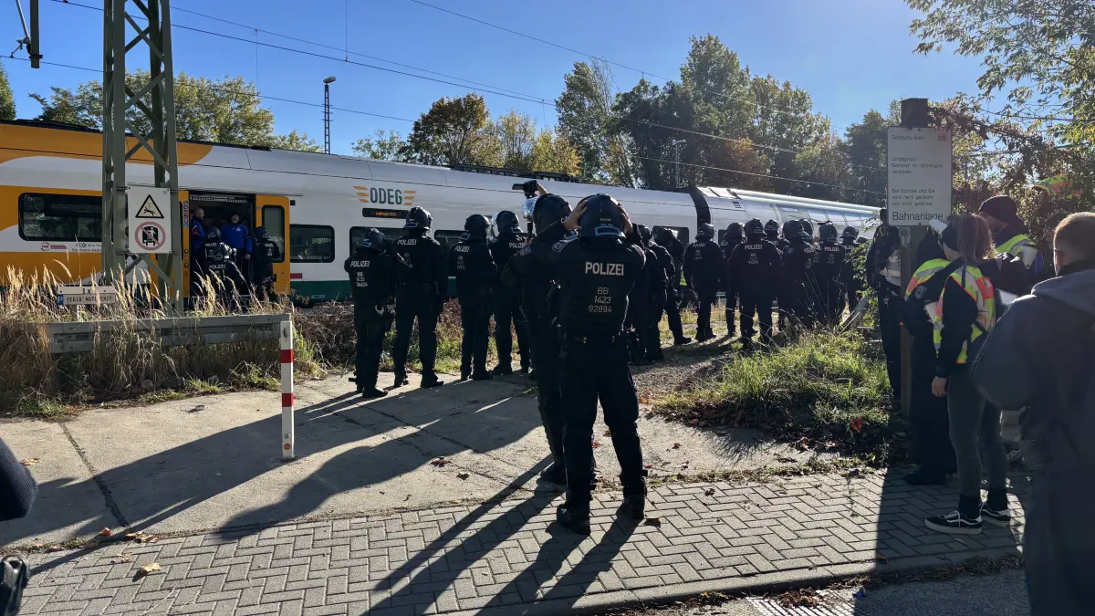 Einsatz der Polizei am Bahnhof in Frankfurt (Oder): Hier findet eine Übung statt. Die Odeg hat einen Zug zur Verfügung gestellt.