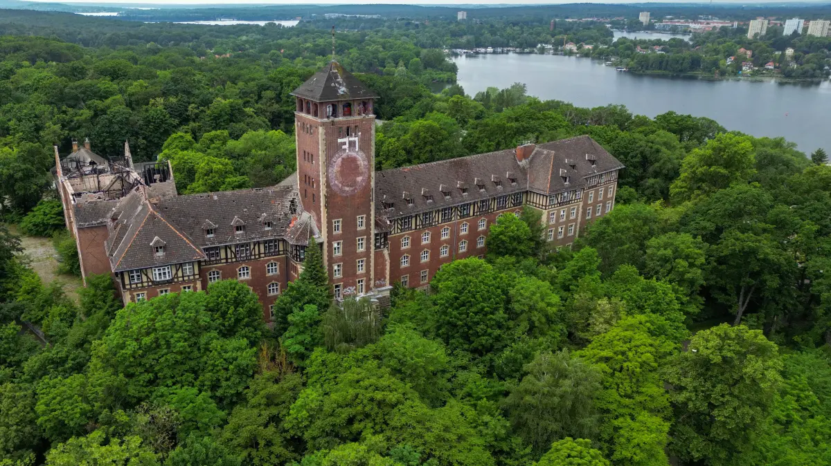 Das ehemalige Landtagsgebäude auf dem Brauhausberg soll 2035 ein Uni-Campus sein. Mit einer Vereinbarung zwischen Land und der Hasso-Plattner-Foundation wurden zwei Fragen geklärt, die immer wieder aufkamen. (Archivbild)