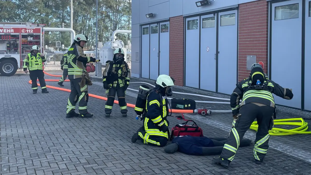 Sind die Feuerwehren in Rüdersdorf auf einen möglichen Störfall im Gasspeicher vorbereitet? Das wurde am Dienstag vor Ort überprüft.