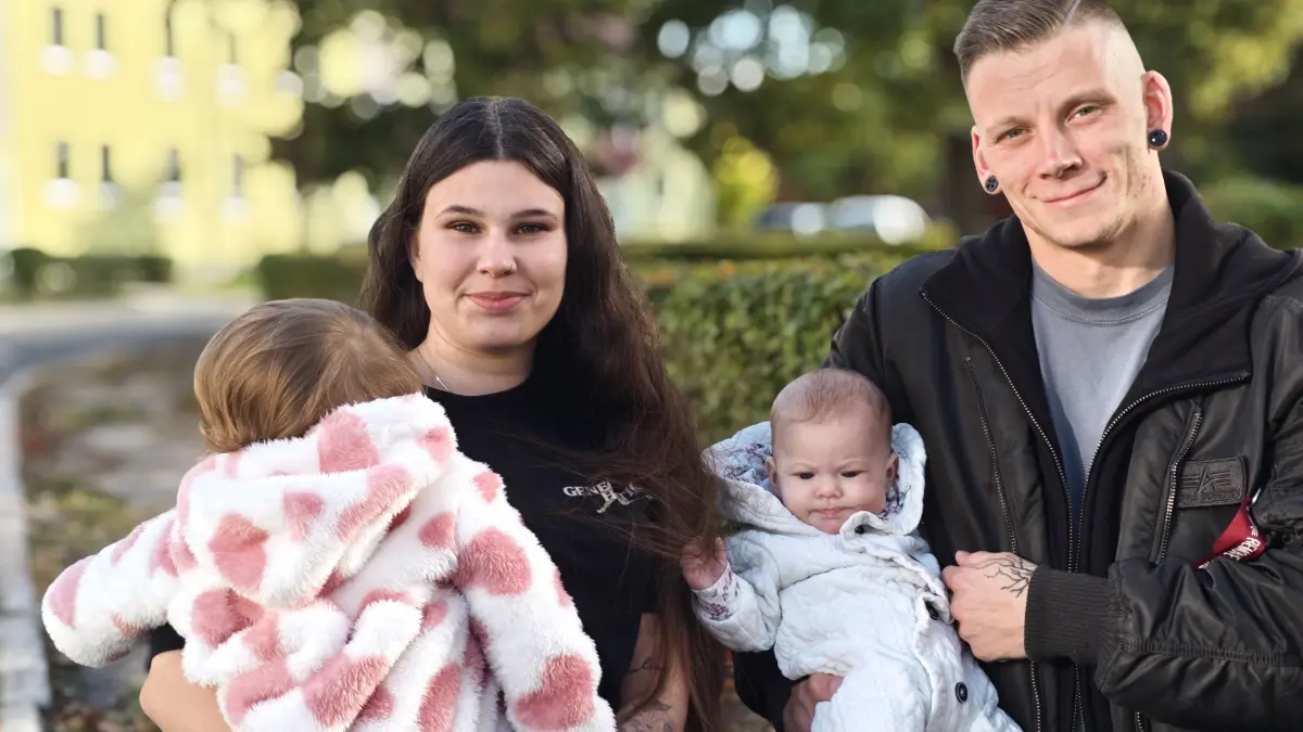 Tochter Malia von Lucy Arndt und Dominik Schröter, hier auf dem Arm ihres Vaters, hatte es besonders eilig: Die Kleine wurde im Auto geboren, was ihren Eltern einiges abverlangte.