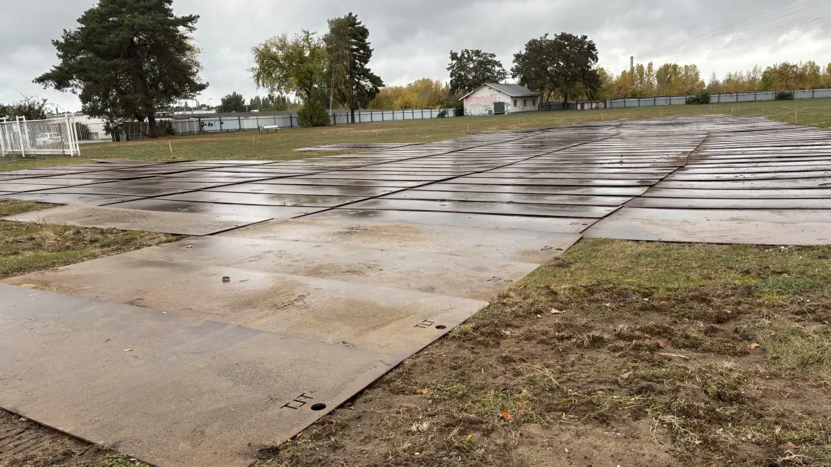 Warum liegen Stahlplatten auf dem Hundeauslaufplatz an der Beeskower Straße in Eisenhüttenstadt? Hintergrund sind Windräder.