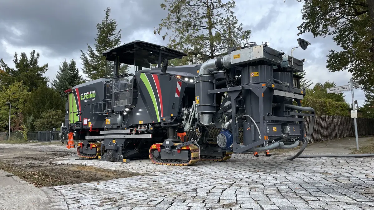Diese Maschine schleift in Eichwalde bei Königs Wusterhausen das Kopfsteinpflaster. Wie funktioniert das?