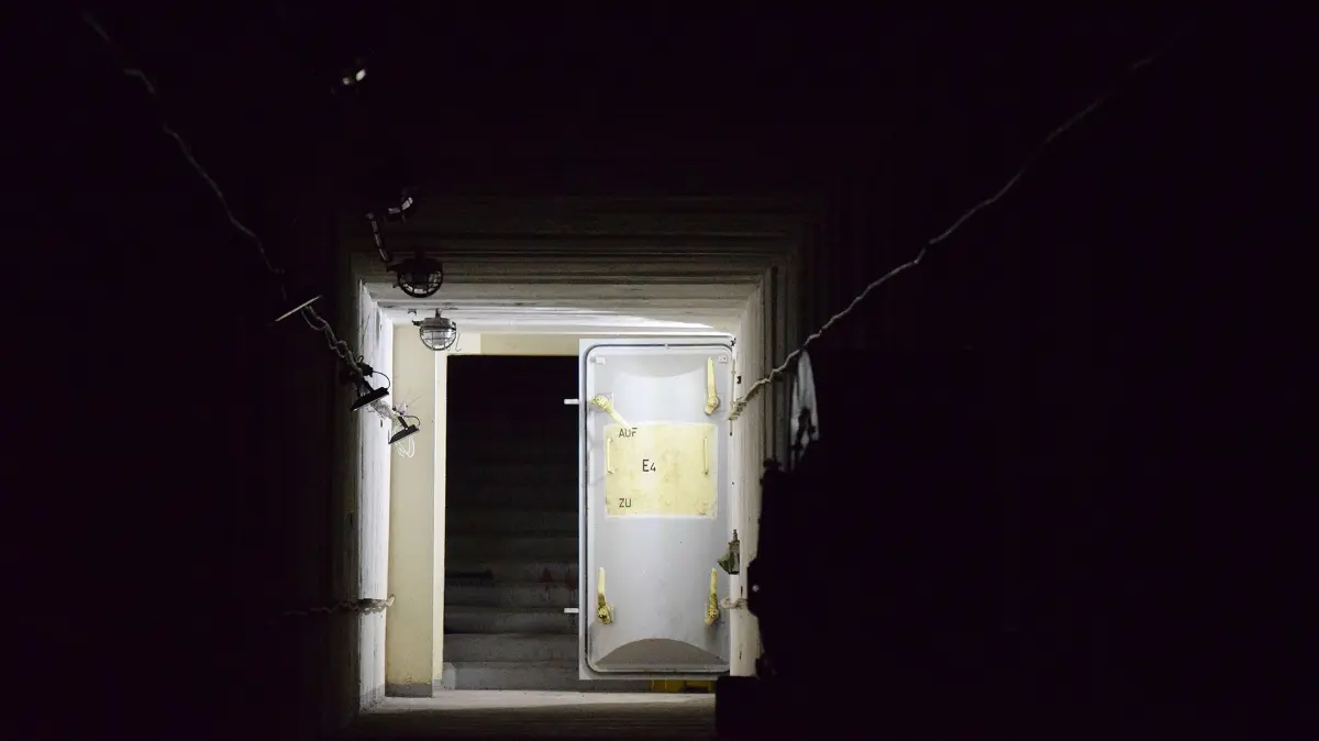 Der Spionage-Bunker in Gosen ist ein markanter Ost deutsch-deutscher Geschichte: einst sollten alle Aufklärungsergebnisse von DDR-Spionen im Westeinsatz hier auch in einer Krise zuverlässig für den Osten aufgearbeitet werden. Heute erklärt ein Museum Hintergründe zum Nachrichtendienst samt Schutzbauwerk.