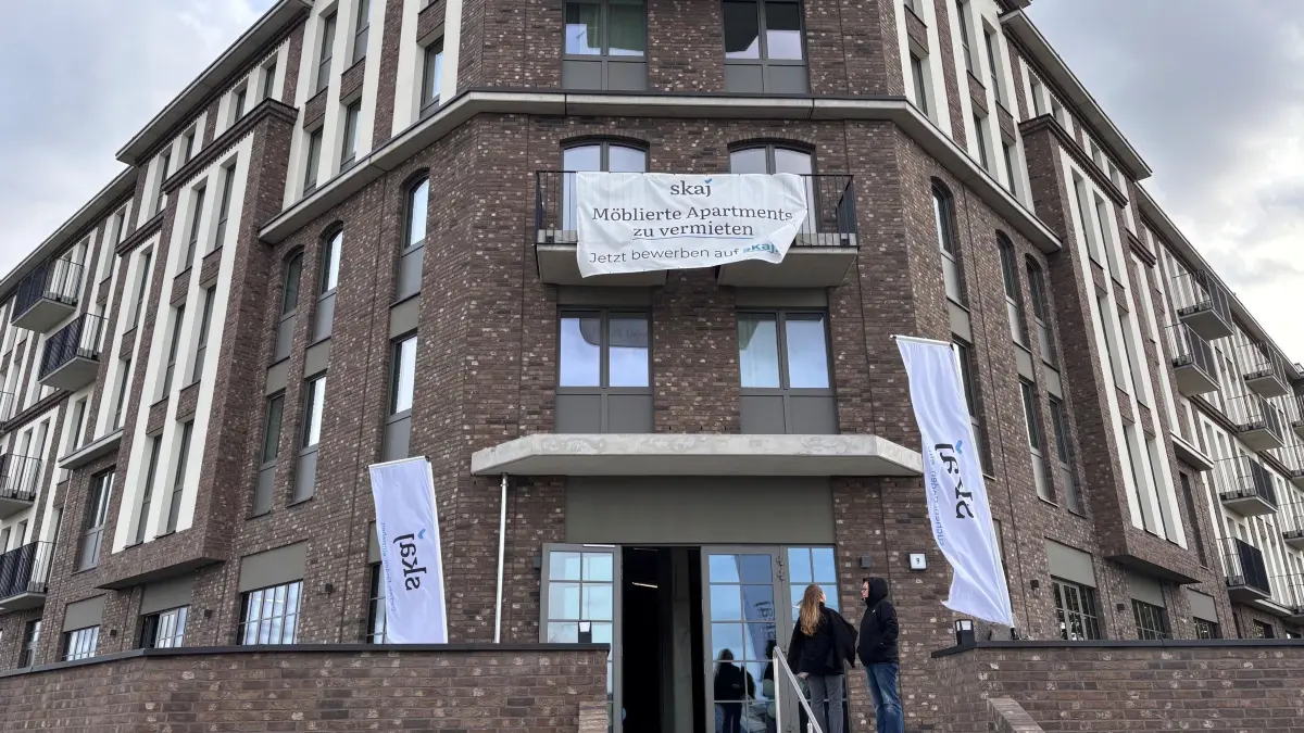 Bezugsfertig: 180 voll möblierte Apartments am Flugplatz Strausberg werden jetzt vermietet – auf Zeit. Wie hoch die Miete ist und wie sie ausgestattet sind, zeigte sich jetzt bei einem Besichtigungstermin.