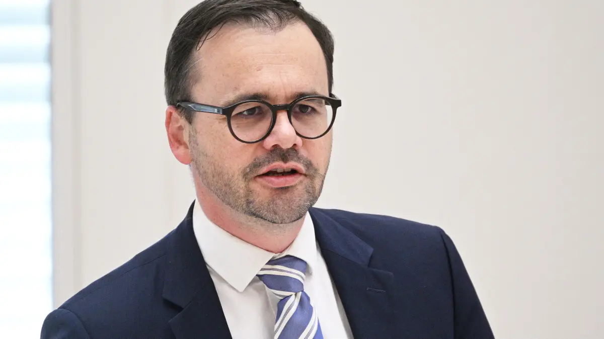 Jan Redmann (CDU), Innenminister von Brandenburg, will stärker gegen Jugendgewalt vorgehen. Während der Plenarsaaldebatte ging es dabei auch um Abschiebung.