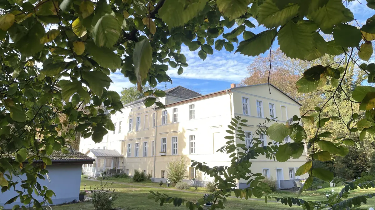 Das Herrenhaus Lüdersdorf: Es ist zur Zeit der Oderbruch-Trockenlegung 1749 erbaut worden. Vor 200 Jahren ließ der Agrarreformer Albrecht Daniel Thaer das Haus mit einer Steintreppe und einem Balkon versehen sowie den rechten Flügel ansetzen. Der Gutsbesitzer Emil Kögel setzte 1870 den zweiten Flügel an.