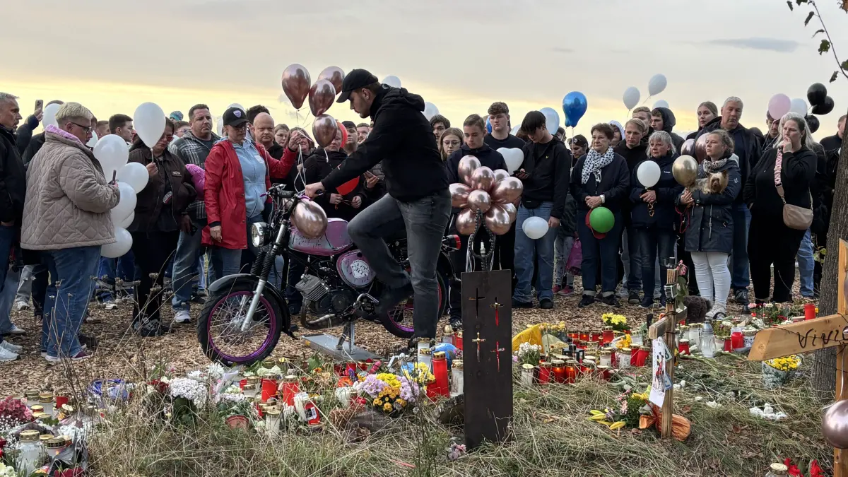 Ein Moped soll an der Unfallstelle an die vier verstorbenen Jugendlichen erinnern.