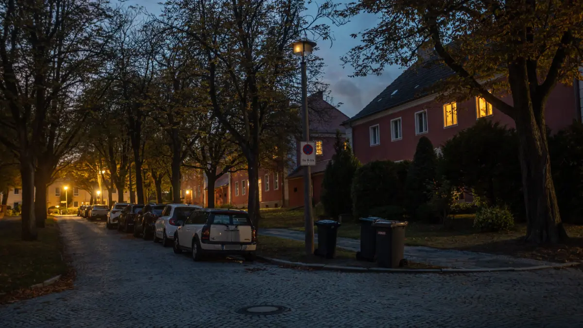 In der Albert Fellert Straße in der Paulinenhofsiedling fallen immer mehr Laternen aus. Hier im Bild gleich zwei nebeneinander. Früh Morgens und Nachts ist es bei den unebenen Gewegen sehr gefährlich.