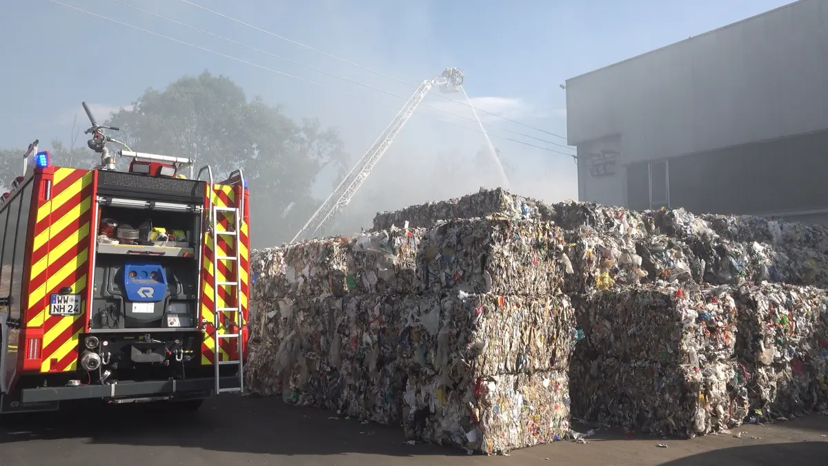 Ein immer häufigeres Bild: Vor einer Halle eines Betriebes für Abfallwirtschaft brennt es, feuerwehrleute bekämpfen den Brandherd. Sehr oft sind falsch entsorgte Batterien die Ursache.