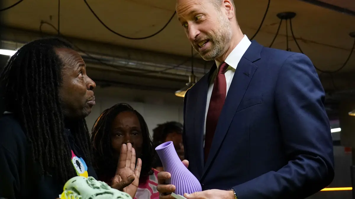 BRITAIN-ROYALS-CHARITY: Britain's Prince William, Prince of Wales holds a 3D printed vase as he meets with scholars and alumni of The Amos Bursary, in Lonodn on October 14, 2026. Founded by Baroness Valerie Amos, and Colleen Amos in 2009, The Amos Bursary is a charity that supports high-achieving young people of African and Caribbean heritage. (Photo by Alberto Pezzali / POOL / AFP)