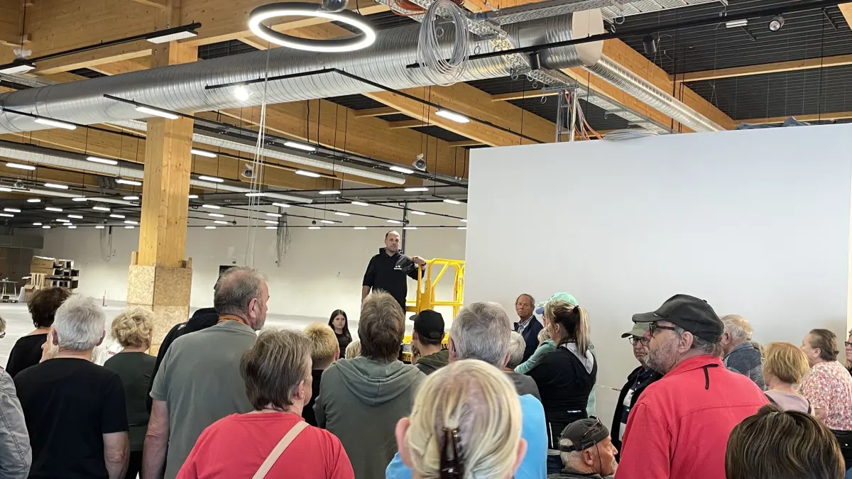 Großes Interesse beim Baustellenfest: Thomas Hübner erläuterte den zahlreichen Gästen den Stand der Arbeiten am Edeka-Center Seelow-Süd. Nun steht auch der Eröffnungstermin fest.