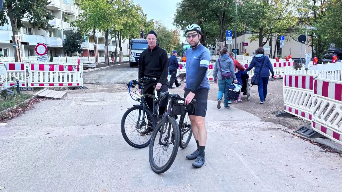 Mit Rad in der Friedrichstraße Erkner: Oliver Remme und Michael Krüger sind mit der Führung der Radwege nicht zufrieden.