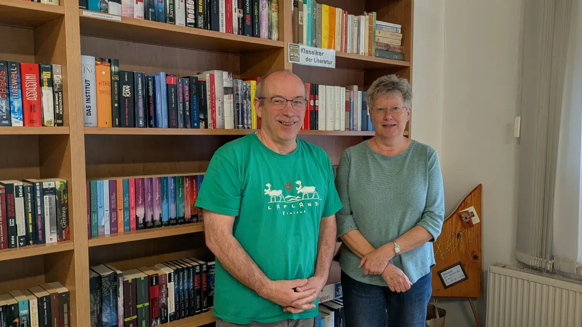 Dieter Frenzel und Heike Roth in der Bücherkiste Altreetz, die im Gemeindehaus Oderaue untergebracht ist.