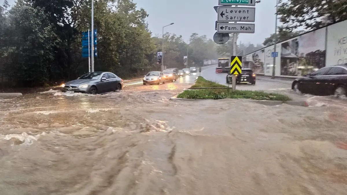 Wetter in Istanbul: Fahrzeuge fahren während eines heftigen Regens in Istanbul auf einer teilweise überfluteten Straße. (zu dpa: «Rettungsaktionen nach Überschwemmung in Istanbul - zwei Tote»)
