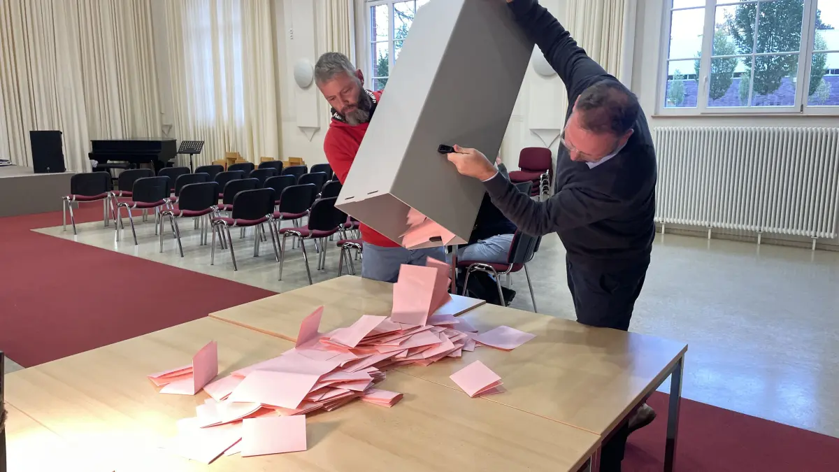 Urnenleerung am Wahlabend nach der Stichwahl in Strausberg: Das Ergebnis wurde jetzt bis auf eine geringe Abweichung bestätigt.