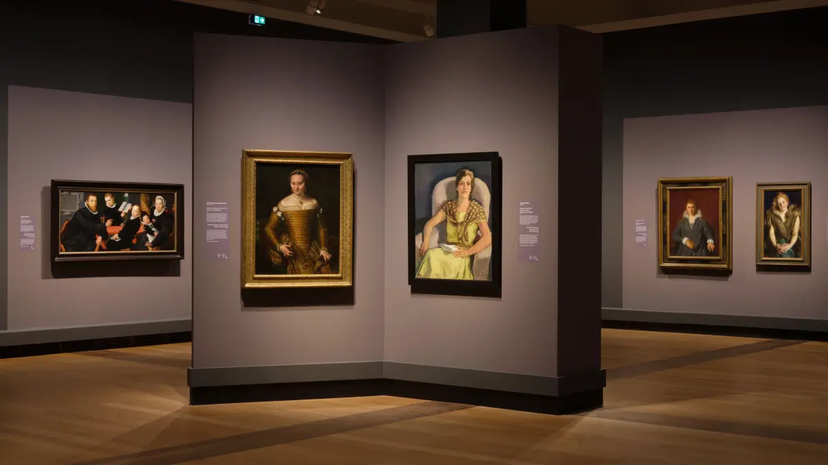 Ausstellung "Porträts!" in der Gemäldegalerie am Kulturforum Berlin. Im Vordergrund: Sofonisba Anguissolas Porträt ihrer Mutter Bianca Ponzoni Anguissola von 1557 und Eugen Spiros "Die Gattin des Künstlers" von 1929,