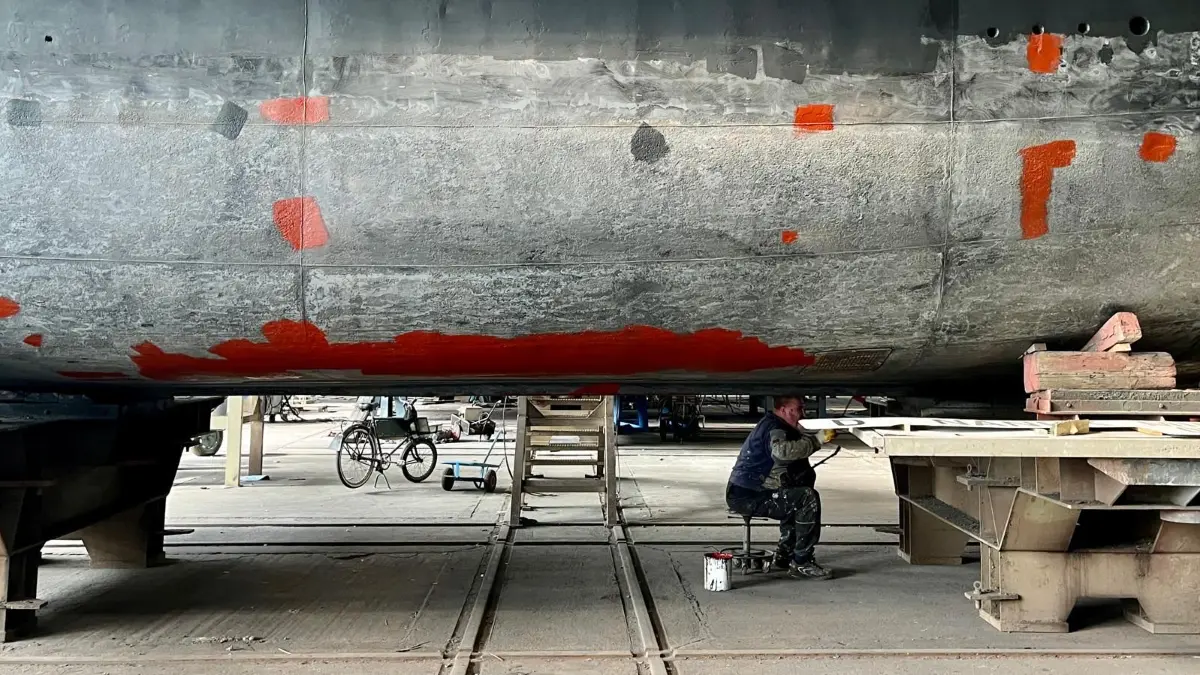 Einer von acht Eisbrechern, die in der Werft Malz bis November wasserfest gemacht werden müssen. Warum die Eisbrecher ein Problem sind, erklärt Juniorchef Martin Loerke.