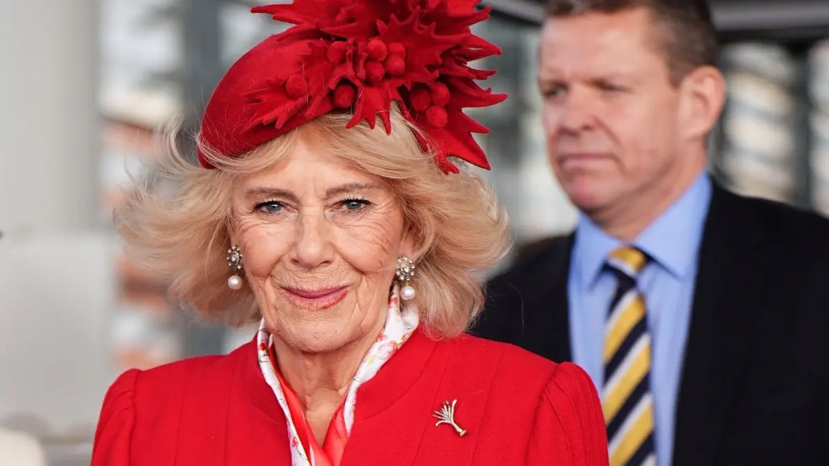 Feierliche Eröffnung des Senedd in Cardiff: 15.10.2026, Großbritannien, Cardiff: Die britische Königin Camilla lächelt bei einem Besuch im Senedd in Cardiff anlässlich dessen feierlicher Eröffnung. Foto: Aaron Chown/PA Wire/dpa +++ dpa-Bildfunk +++