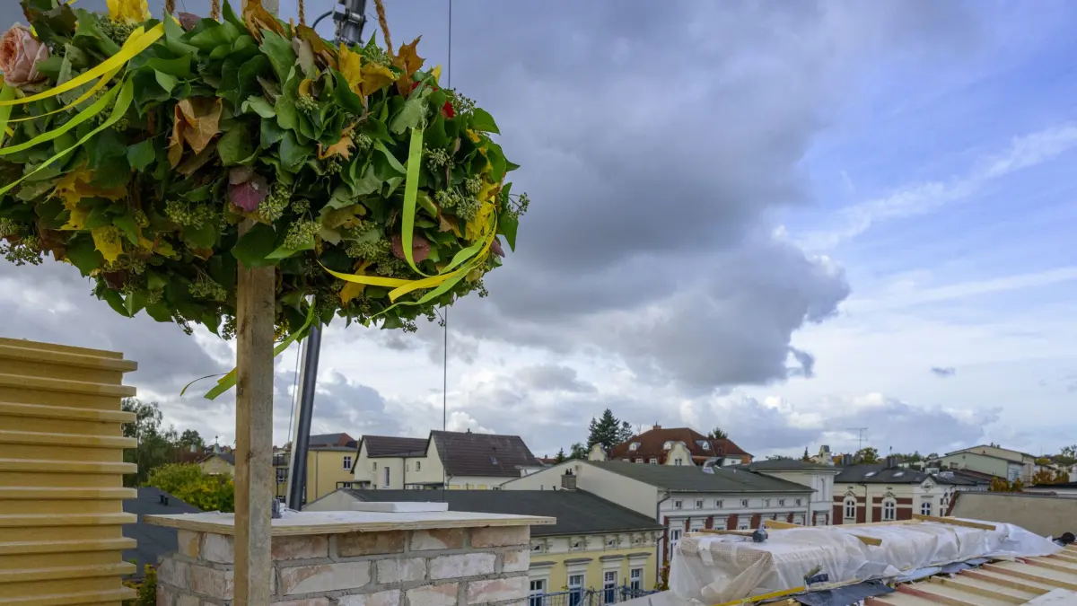 Richtkrone über Eberswalde: Die stadteigene Wohnungsbau- und Hausverwaltungs GmbH, kurz WHG, lässt an der August-Bebel-Straße 14 und 16 in Eberswalde zwei Gründerzeithäuser sanieren. Was dort alles erneuert wird.