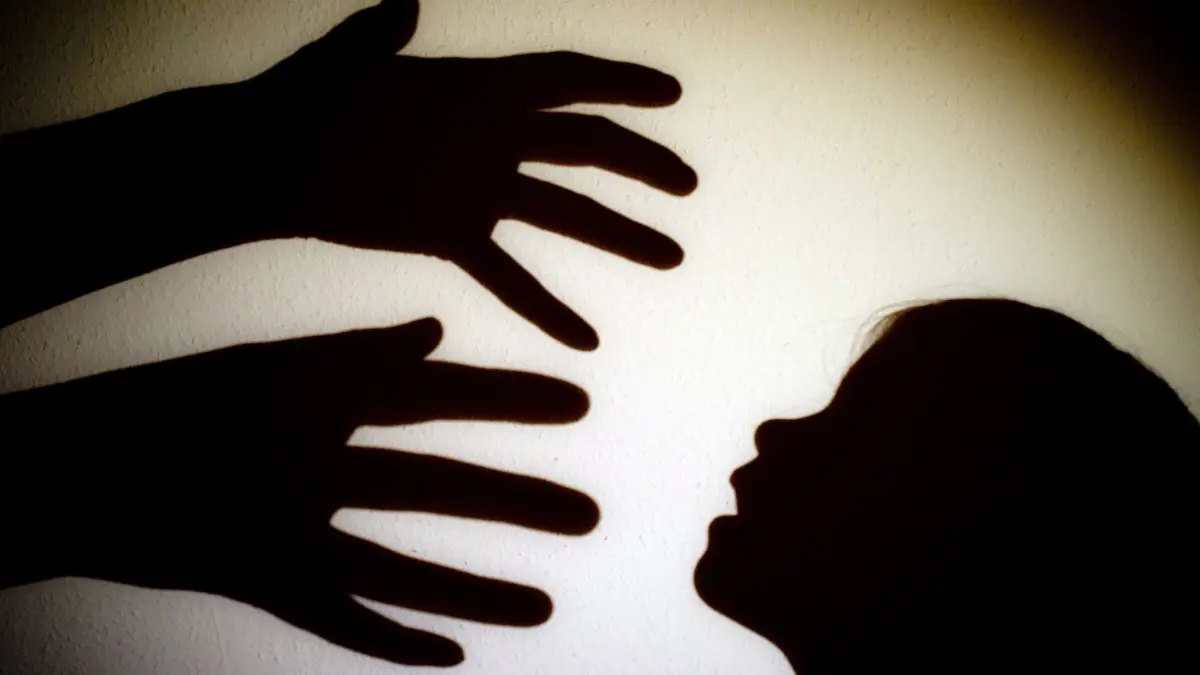 ARCHIV - ILLUSTRATION - 12.01.2014, Brandenburg, Frankfurt (Oder): Schatten von Händen einer erwachsenen Person und dem Kopf eines Kindes an einer Wand eines Zimmers. (zu dpa: «Kleinkinder sexuell missbraucht - Kita: Verdächtiger war ganz normal» vom 20.04.2018) Foto: Patrick Pleul/dpa-Zentralbild/dpa +++ dpa-Bildfunk +++