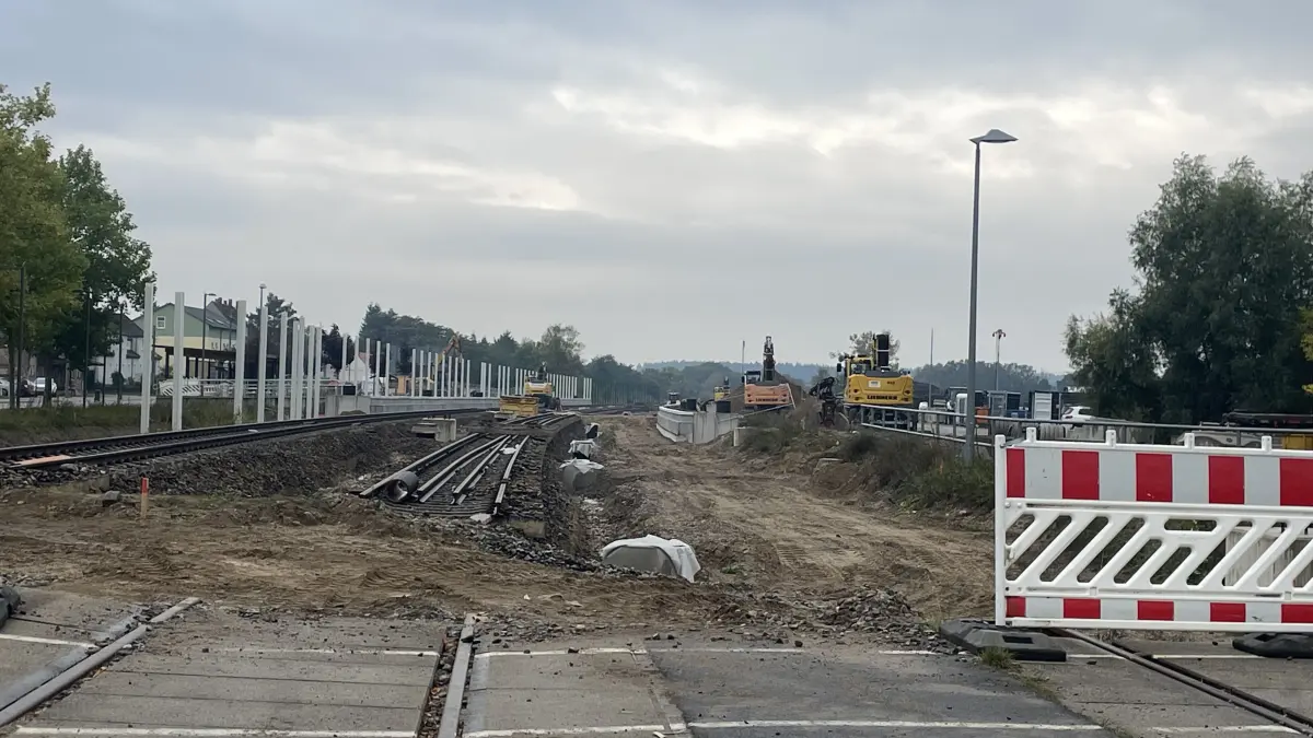 Bauarbeiten am Bahnhof Tantow. Das Reisen zwischen Stettin und Berlin ist für Pendler herausfordernd: Der Schienenersatzverkehr wurde reduziert, es gibt Unsicherheiten beim Umsteigen, Tickets sind nicht online erhältlich.