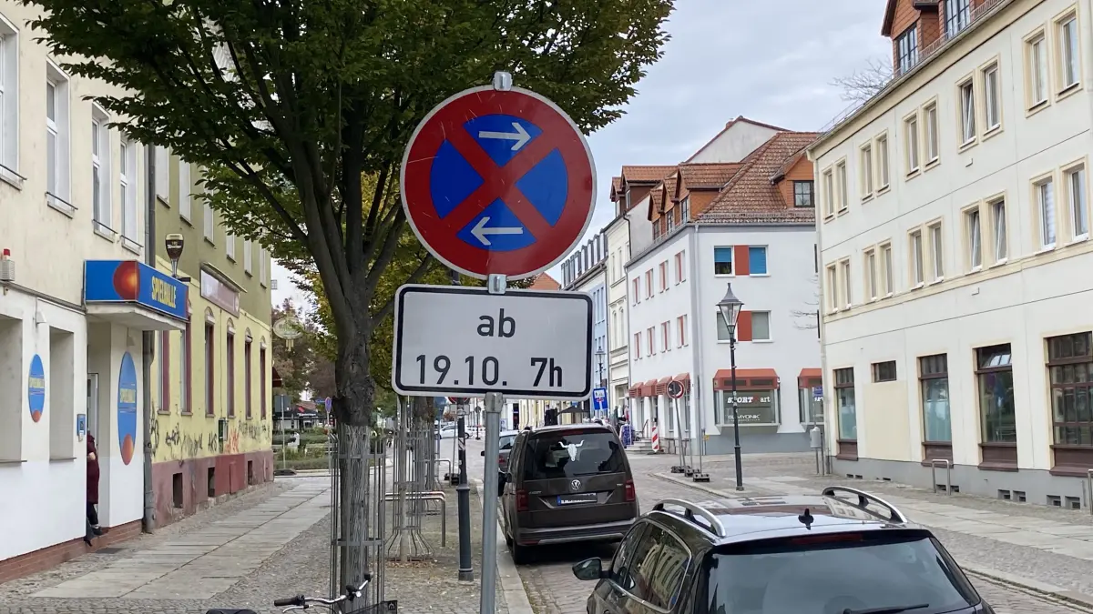 Vorbote der neuen Verkehrsregelung in Fürstenwalde: Ab Montag (19.10.) gilt in der Mühlenstraße ein Halteverbot.