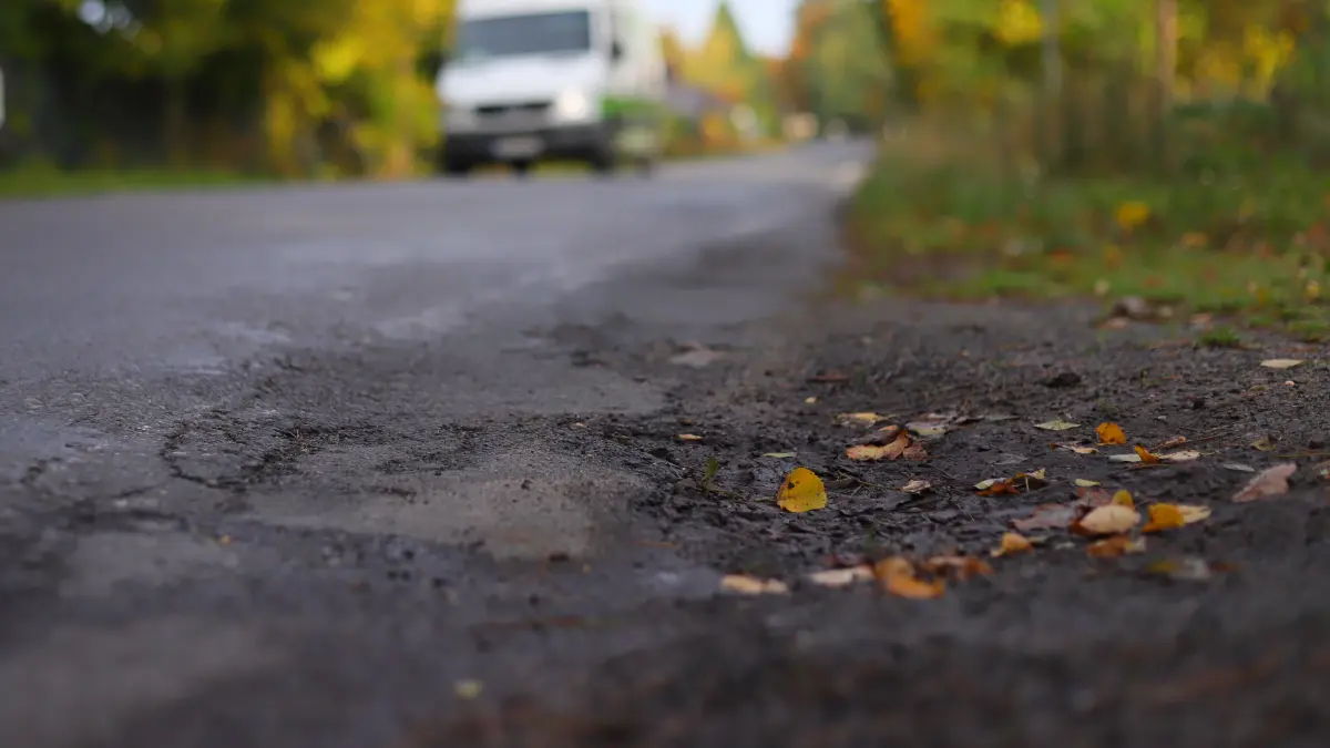 Deutliche Spuren von Verschleiß: Die L35 am Ortseingang Bad Saarow. Seit Jahren werden Zeitpläne für die lange geforderte Sanierung der Landesstraße verschoben.