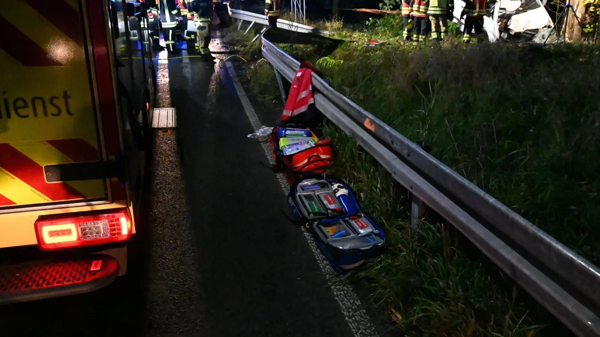 Rettungssanitäter hatten in der Unfallnacht am 10. Oktober um das Leben des schwerverletzten 41-Jährigen nach dem Unfall bei Spreenhagen gekämpft.