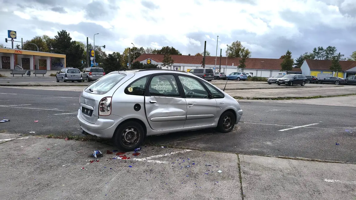 Autowrack auf dem ehemaligen Busbahnhof: In Eberswalde blockiert ein vermutlich nicht mehr fahrbereiter Wagen einen der begehrten Stellflächen auf dem größten Parkplatz der Stadt. Was daran besonders fatal ist.