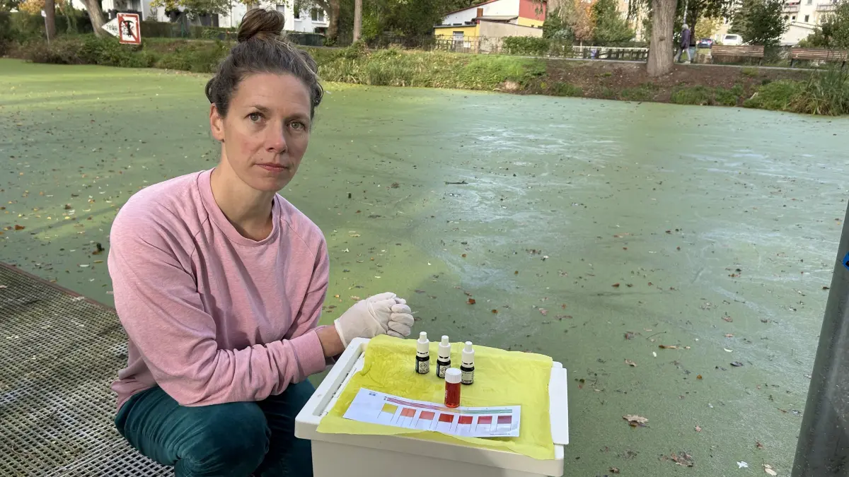 Anne Kotula mit einem Aquatest, der den Sauerstoffgehalt in der Notte sichtbar macht.